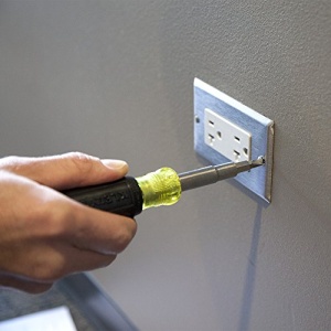 Klein Tools 32500 11-in-1 Screwdriver / Nut Driver Set, 8 Bits (Phillips, Slotted, Torx, Square), 3 Nut Driver Sizes, Cushion Grip Handle - Image 5